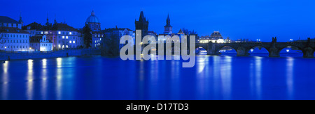Stare Mesto, il Ponte di Carlo e del fiume Vlatava al crepuscolo, Praga Foto Stock