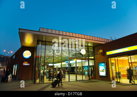 Autobuseve nadrazi la principale a lunga distanza dalla stazione degli autobus Florenc Praga Repubblica Ceca Europa Foto Stock