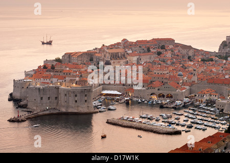 Vista del tramonto del vecchio porto e il centro storico della città di Dubrovnik sulla costa adriatica della Croazia. Foto Stock