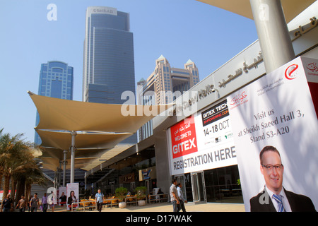 Dubai UAE,Emirati Arabi Uniti,Sheikh Zayed Road,World Trade Center,Centro Congressi,settimana tecnologica GITEX,speciale,Inglese,Arabo,lingua,bilingue, Foto Stock