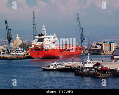 L'Italia, sicilia, porto di Messina, serbatoio olio Foto Stock