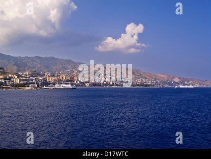 L'Italia, il canale di Sicilia, vista di Messina e i traghetti che collegano la Sicilia alla Calabria Foto Stock