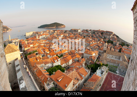 Vista sui tetti del centro storico della città di Dubrovnik sulla costa adriatica della Croazia. È inoltre visibile isola di Lokrum. Foto Stock