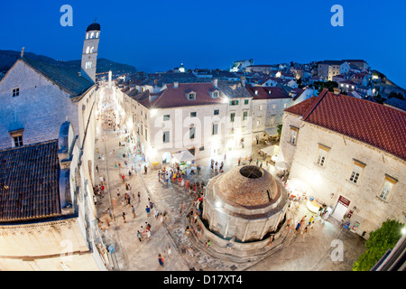 Grande Onofrio di Trevi (Velika Onofrijeva Fontana) e il Stradun (via principale) nella città vecchia di Dubrovnik, Croazia. Foto Stock