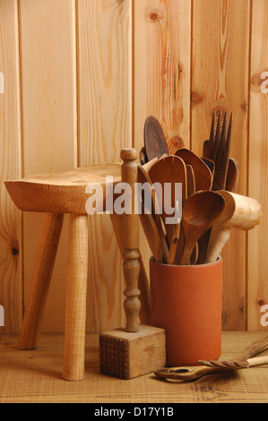 Cucina in legno utensili in una pentola con un di legno fatta in casa a tre gambe sgabello REGNO UNITO Foto Stock