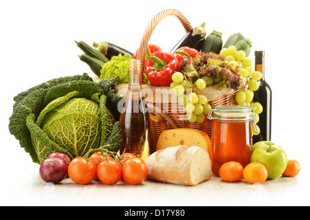 Cesto di vimini con prodotti alimentari isolato su bianco Foto Stock