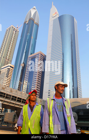 Dubai UAE,Emirati Arabi Uniti,Trade Sheikh Zayed Road,asiatici,uomini maschi,lavoratori migranti,lavoratori,lavoratori stranieri,lavoro,lavoro,residente,residenti,non Foto Stock