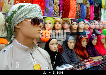 Dubai UAE,Emirati Arabi Uniti,Deira,Murshid Bazar,bazaar,shopping shopper acquirenti negozio negozi mercati di mercato di acquisto di vendita, negozio al dettaglio Foto Stock