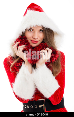 Bella donna felice vestiti da Babbo Natale in posa con tinsel rosso su sfondo bianco. Foto Stock