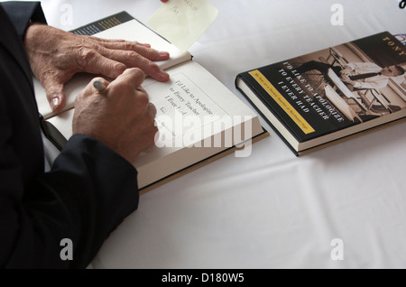 Autore del libro, attore, insegnante ed ex pugile Tony Danza, segni una copia del suo libro durante il Texas Book Festival di Austin Foto Stock