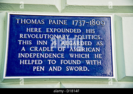 La placca al White Hart Hotel a Lewes, ricordandosi di Thomas Paine Foto Stock