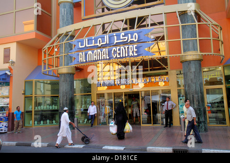 Dubai UAE,Emirati Arabi Uniti,Deira,Murshid Bazar,bazaar,shopping shopper acquirenti negozio negozi di vendita di mercato, negozi di negozi business, Foto Stock