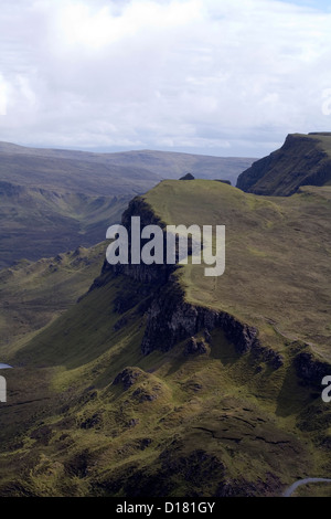 La nebbia e il cloud passando Bioda Buidhe Beinn Edra Hartaval Il Storr sulla cresta theTrotternish Isola di Skye in Scozia Foto Stock