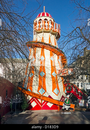 A est di Princes Street Gardens a Edimburgo in Scozia con Helter Skelter Xmas intrattenimento in "Highland Village' Foto Stock