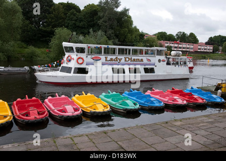 Riga delle colorate barche a pedali e Lady Diana barche turistiche fiume Dee Chester Cheshire