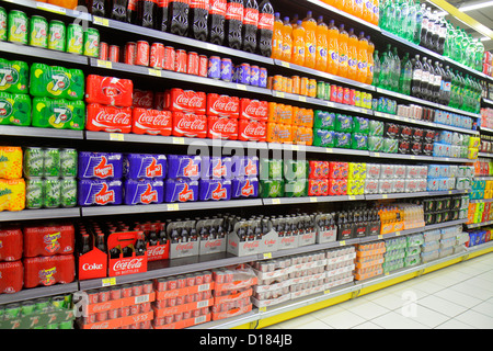 Emirati Arabi Uniti UAE Dubai al Qusais Lulu Hyper Market Hypermarket,Inglese Arabo multilingue Coca Cola,7 Up Fanta Thums Up soft drink Foto Stock