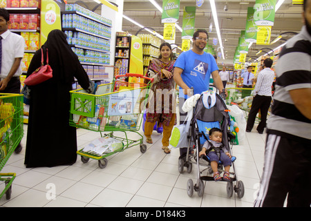 Dubai UAE,Emirati Arabi Uniti,Medio Oriente orientale,al Qusais,Lulu Hyper Market Hypermarket,shopping shopper acquirenti negozi mercati di mercato marketp Foto Stock