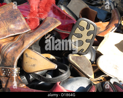 Selezione di vecchie scarpe per la vendita al mercato delle pulci Foto Stock