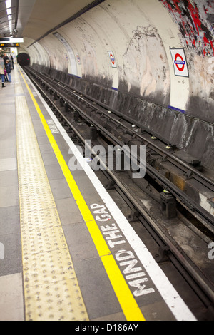 La piattaforma a Kennington La stazione della metropolitana di Londra, 'Mind gap" Foto Stock