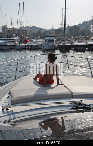 Francia, Corsica, Porto Vecchio, entrando nel Porto Vecchio marina su uno yacht di lusso Azimut Atlantis 50' Foto Stock