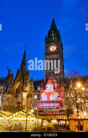 Manchester Town Hall e i Mercatini di Natale Foto Stock