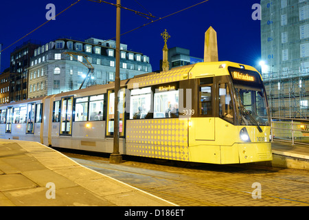 Manchester Metrolink tram di notte Foto Stock