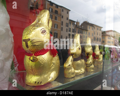 Cioccolata lindt coniglietti in vetrina a roma italia Foto Stock