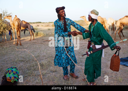 Due i nomadi Wodaabe lo scambio di saluti al loro campo durante il festival di Gerewol nel nord della Nigeria Foto Stock