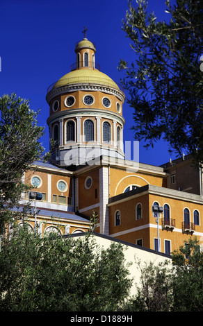 L'Italia, sicilia, Tindari, Santa Maria Santuario, la cupola della cattedrale e gli ulivi Foto Stock