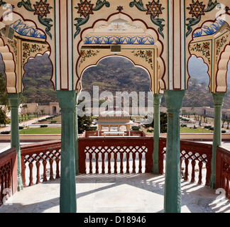 India Rajasthan, Jaipur, Sisodia Rani Ka Bagh Palace, costruito nel 1710 D.C. dal maharaja Sawai Jai Singh, vista sul giardino Foto Stock