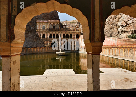 India Rajasthan, Jaipur, uno dei molti templi indù in Galtaji, 11 km da Jaipur Foto Stock