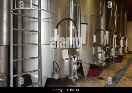 L'Italia, in Sicilia, in provincia di Ragusa, campagna, acciaio inossidabile contenitori di vino in una fabbrica del vino Foto Stock