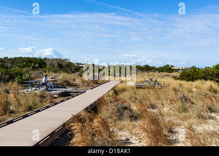 Passerella per la spiaggia di Fort Clinch parco statale, Fernandina Beach, Amelia Island, Florida, Stati Uniti d'America Foto Stock
