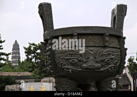 Gigante urna di ottone sulla collina della tigre a Suzhou, Cina. Foto Stock