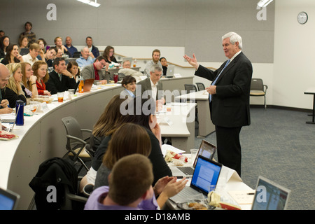 Ex Speaker repubblicano della casa e 2012 noi candidato presidenziale Newt Gingrich parla alla classe di studenti del college Foto Stock