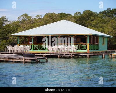 Tipico ristorante caraibico sull'acqua nell arcipelago di Bocas del Toro, Panama Foto Stock