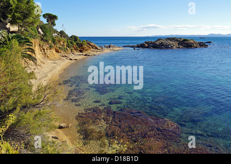 Bellissima spiaggia mediterranea con acque chiare e una piccola isola rocciosa in Costa Brava Catalogna Foto Stock