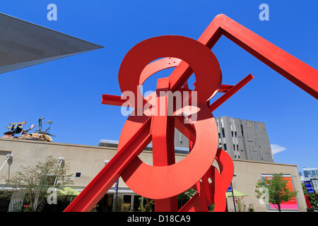 Lao Tzu scultura di Mark di Suvero su Acoma Plaza,Denver Public Library,Colorado,USA Foto Stock