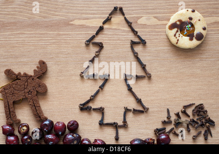 Tema Natale. Albero di natale di chiodi di garofano. Foto Stock