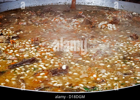 Zuppa di fagioli del grande grano bianco di fagioli e carne affumicata, preparato in un gigante di coppa. Foto Stock