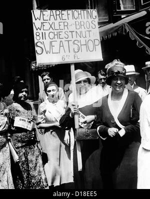 International Ladies indumento Unione lavoratori scioperanti picket due negozi di Philadelphia. Tenendo il segno è Anna Geisinger, Foto Stock