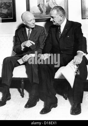 L ex Presidente Dwight Eisenhower con il presidente Lyndon Johnson alla Casa Bianca. La visita ha pubblicato Johnson è $100 Foto Stock