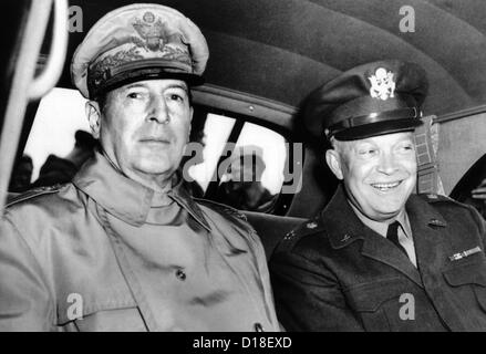 Capo di stato maggiore generale Dwight Eisenhower soddisfa General Douglas MacArthur in Atsugi Airfield vicino a Yokohama, Giappone, il 10 maggio Foto Stock