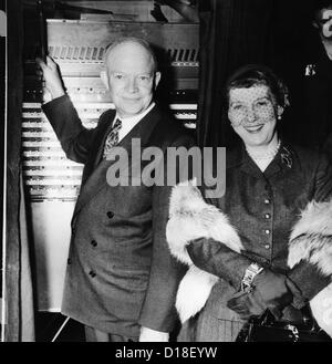 Il repubblicano candidato presidenziale, il generale Dwight Eisenhower, con sua moglie Mamie, voto nel 1952 elezione. (CSU ALPHA 287) Foto Stock