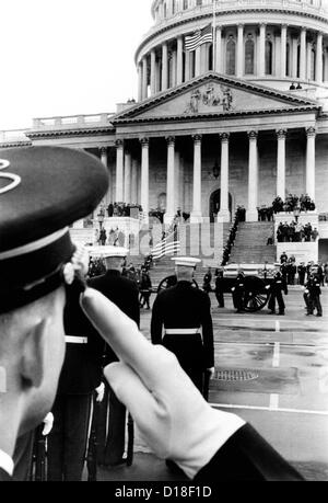 Il presidente Eisenhower i funerali del. Una guardia d'onore saluta come la a cavallo il cassettone che trasportano la bara del Gen. Eisenhower Foto Stock