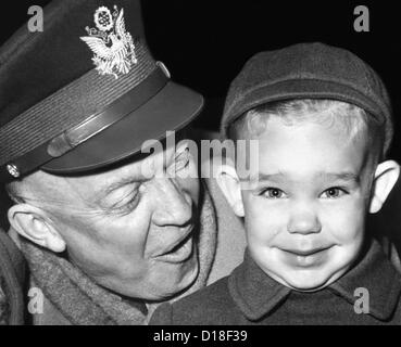 Generale Dwight Eisenhower con il suo bambino di tre anni nipote Dwight David Eisenhower II. Nov. 5, 1951. (CSU ALPHA 312) CSU Foto Stock