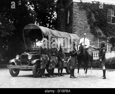 Governatore Franklin Roosevelt a cavallo con cinque Boy Scout' sull'inizio del loro cross country trip. Gli Scout hanno manipolato Foto Stock