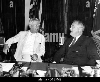 Il presidente Franklin Roosevelt e il Vice Presidente John Nance Garner alla Casa Bianca. Giugno 12, 1936. (CSU ALPHA 69) CSU Foto Stock