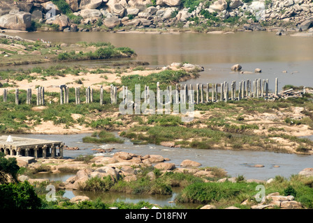 Fiume Tungabhadra a Anegundi in Hampi, Karnataka, India Foto Stock