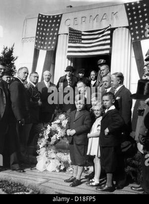 Il presidente Franklin Roosevelt presso la tomba del sindaco di Chicago, Anton Cermak. Mentre in piedi accanto al Presidente eletto FDR, nel febbraio Foto Stock